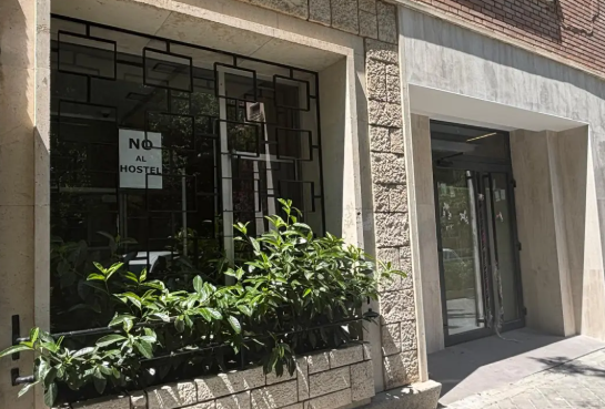 El Ayuntamiento avala el hostal de Parque Avenidas y aconseja a los vecinos resolver el conflicto por lo civil