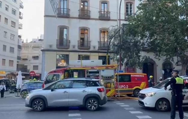 Controlado un incendio en la popular taberna El Papelón del centro de Sevilla