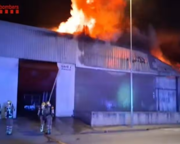 Malgrat de Mar sufre un gran incendio que devora tres naves industriales