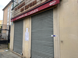 Un bar del centro de Vitoria, precintado pese a disponer de licencia de obras aprobada