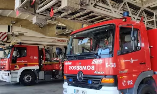 Los bomberos de Logroño extinguen un incendio en un restaurante de comida turca en la calle Piqueras