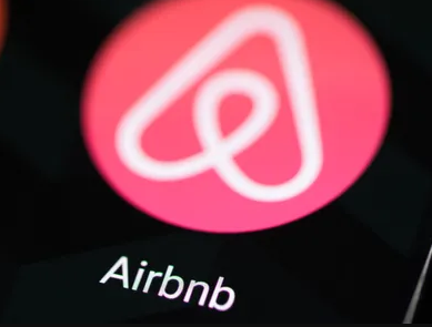 Airbnb multado con 64 millones por anunciar viviendas sin licencia, según Consumo