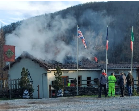 Renovación tras el fuego: 'Lobo Camp' reabre en Boca de Huérgano con restaurante mejorado