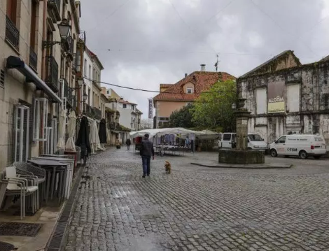 Numerosas irregularidades llevan a la denuncia de un local en O Castro