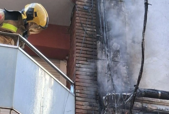 Incendio en L’Hospitalet: el cableado de una caja de luz provoca alarma en un edificio