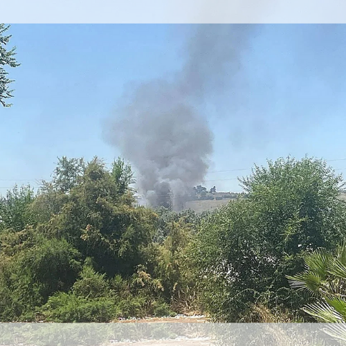 Fuerte incendio en Cantillana obliga a desalojar a 80 mayores de una residencia cercana