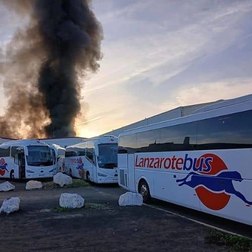 10 guaguas calcinadas en la nave de Lanzarote Bus