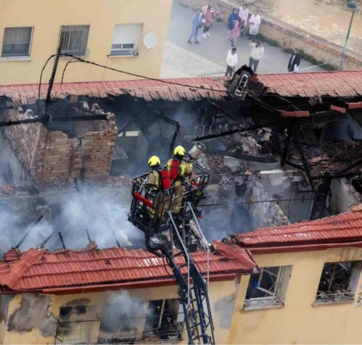 Incendio en Alicante: 25 familias desalojadas y 10 personas atendidas por humo