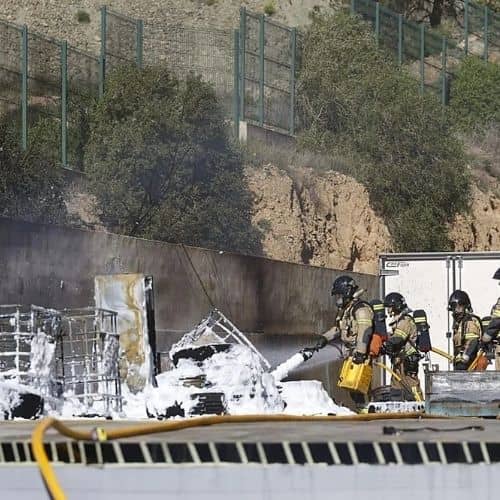 Bomberos intervienen en incendio de nave murciana