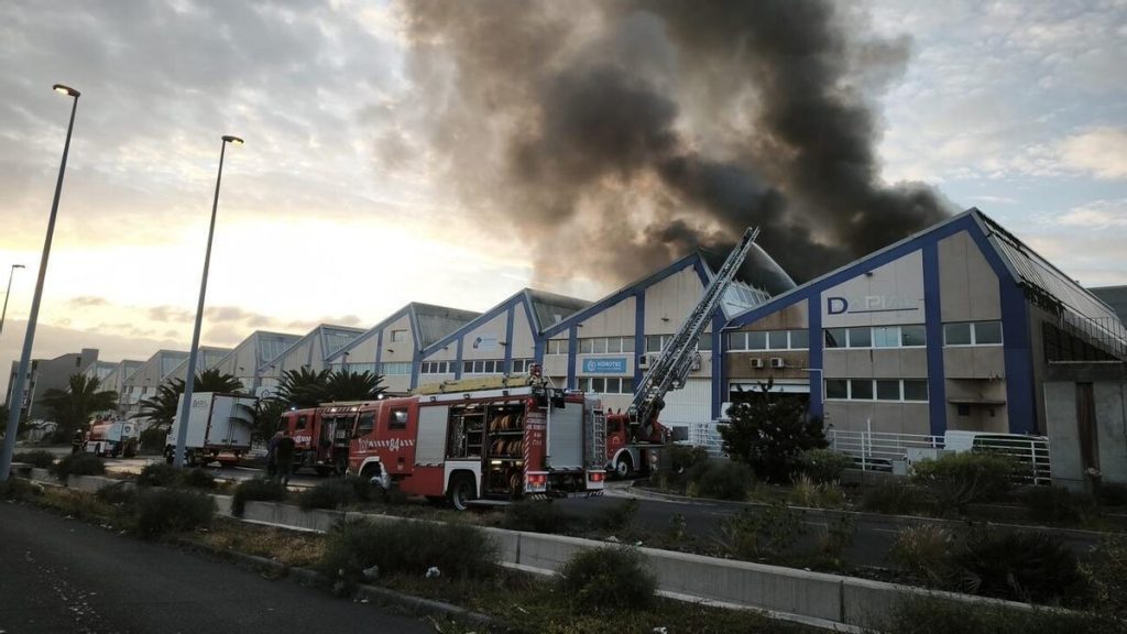 Incendio industrial en Güímar: actuación rápida y claves para reforzar la seguridad en naves empresariales. Intervención coordinada